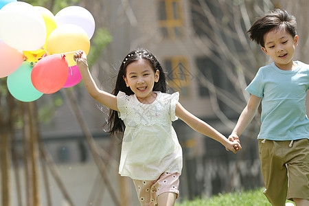 户外摄影5到6岁快乐儿童在草地上玩耍